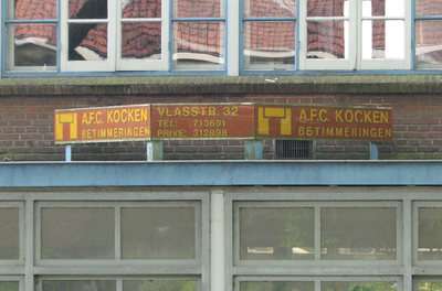 833673 Afbeelding van de reclameborden van 'A.F.C. Kocken-Betimmeringen-Vlasstraat 32', vanaf de Alexander Numankade ...